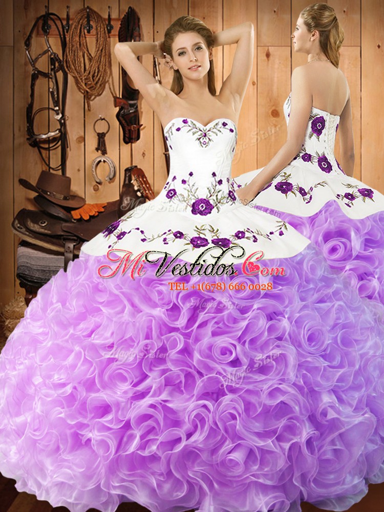 Vestido largo de quinceañera en color lila con flores onduladas, bordado  sin mangas - €