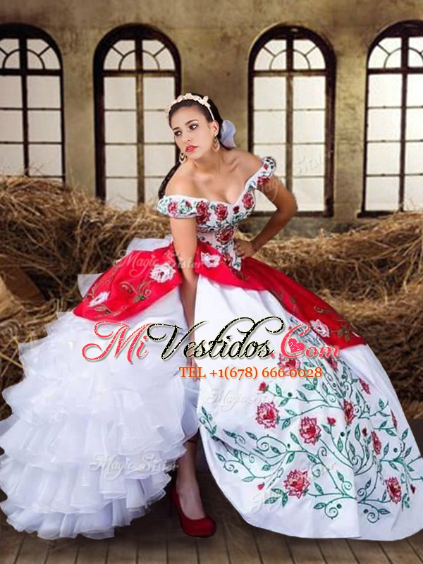 Elegante fuera del hombro blanco y rojo ata para arriba vestidos de  quinceanera bordado y capas con volantes capa mangas longitud del piso -  €