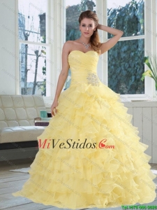 2015 Sweetheart amarillo vestido de quinceañera con rebordear y capas rizadas