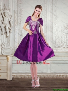 Púrpura bordado sin tirantes y con cuentas vestidos de baile con mangas casquillo