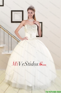 2015 Sweetheart elegantes blancos Vestidos de quinceañera con rebordear