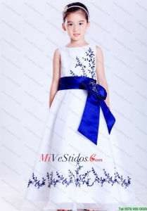 Blanco y azul una línea primicia tobillo-longitud de satén y organza de bordado vestido de niña de flores