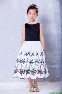 Blanco y Negro una línea de cuchara de té de longitud tafetán y organza bordado vestido de niña de las flores