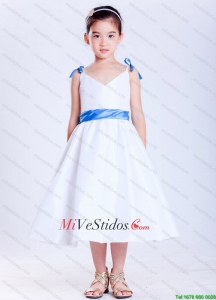 Blanco y azul Una línea de V-cuello de té de longitud tafetán arquea el vestido de niña de las flores