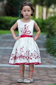 Blanco y rojo una línea de cuchara de té de longitud tafetán bordado flores vestido de niña