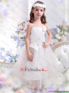 Blanca de correas espaguetis vestido de niña de las flores con Made mano de la flor y apliques