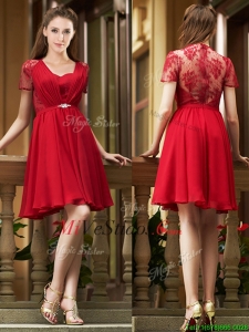 Ver elegante través roja trasera del corto vestido de dama de manga corta