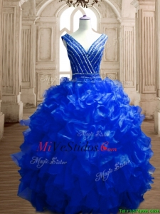 Modesto rebordeado y rizado profundo escote V vestido de quinceañera en azul real