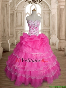 Organza vestido de quinceañera de bajo costo de las rosas fuertes con capas rizadas y rebordear