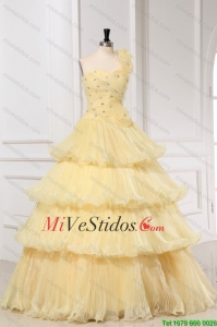 Luz amarilla de un hombro una línea de vestido de quinceañera con rebordear y Plisa