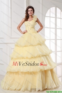 Luz amarilla rebordear de un hombro y los plisados de una línea de vestido de quinceañera
