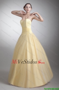 Una línea de novia de cuerpo entero Ruche Quinceañera vestido en amarillo claro