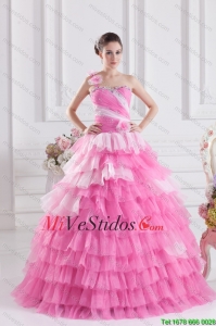 Rose bastante rosado de la princesa de un hombro rebordear vestido de quinceañera con capas rizadas