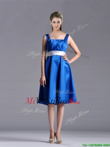 Exquisito Imperio Cuadrado tafetán azul vestido de dama con cinturón blanco