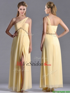Exquisito de un hombro vestido amarillo Dama con listones y alta de hendidura