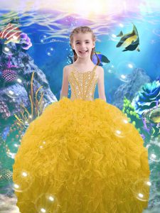 La longitud sin mangas del piso de moda que rebordea y las colmenas atan para arriba el vestido del desfile de la niña con el oro