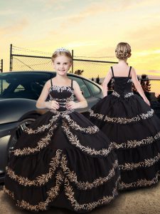 Popular bordado sin mangas de color negro y capas con volantes piso longitud vestidos de desfiles de niñas
