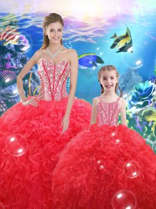 Los vestidos de bola rojos coralinos de lujo que rebordean y rizan los vestidos dulces 16 atan para arriba la longitud sin mangas del piso del organza
