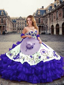 Captivating púrpura ata para arriba el bordado del amor y las capas rizadas vestido de bola vestido sin mangas del vestido del baile de fin de curso