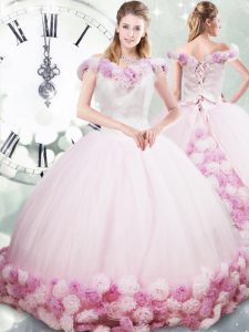 los vestidos de bola rosados ​​de la tela sin mangas del hombro con el tren de cepillo de las flores del balanceo atan para arriba el vestido hecho a mano del quinceanera de la flor