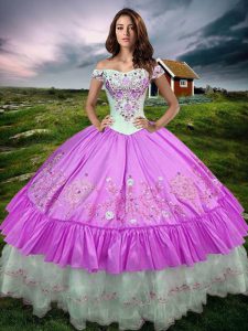 Los vestidos de bola más vendidos de la lila que rebordean y bordaron y los vestidos de quinceanera de las capas ruffled atan para arriba longitud sin mangas del piso del tafetán