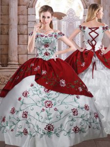 Longitud sin mangas colorida del piso del tafetán ata para arriba el vestido del quinceanera en blanco y rojo con bordado y capas acanaladas