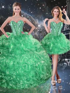 El verde dramático tres organza de las piezas que el reborde sin mangas y la longitud del piso de las colmenas atan para arriba el vestido del décimo quinto cumpleaños
