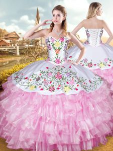Elegante rosa vestido de fiesta de baile vestido de bola militar y dulce de 16 años y quinceañera con capas de bordado y volantes cariño sin mangas con cordones