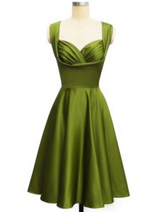 Tirantes libres y fáciles vestidos de invitados de boda sin mangas hasta la rodilla fruncido tafetán verde oliva