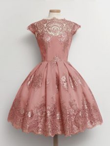 Bonita tul festoneado mangas casquillo con cordones damas de honor de encaje vestido en rosa