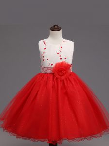 vestido sin mangas con forma de niña pequeña, vestido a la rodilla, apliques a la rodilla y organza roja con flores hechas a mano