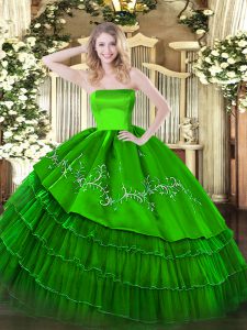 Cremallera de organza y tafetán verde personalizada 16 vestidos sin mangas bordado y capas de volantes