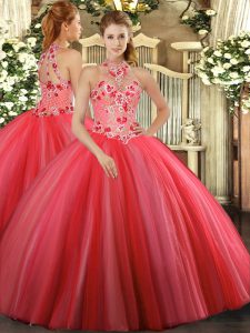 Lujoso coral rojo halter top escote bordado dulce 16 vestido sin mangas lace up