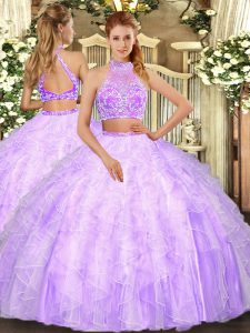 vestido de quinceañera en lila sin mangas con cuello halter sin mangas y volantes en tul