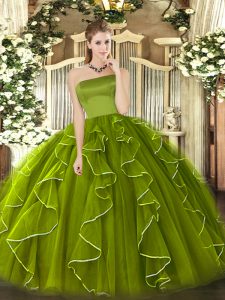 Grandes vestidos de bola verde oliva sin tirantes sin mangas de tul longitud del piso cremalleras volantes dulces 16 vestidos