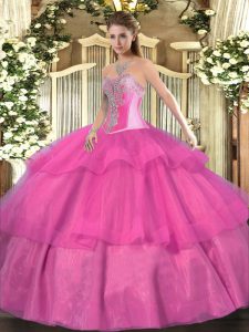 Atractivos vestidos de bola de color rosa caliente abalorios y capas rizadas 15 vestidos de quinceañera con cordones de tul sin mangas