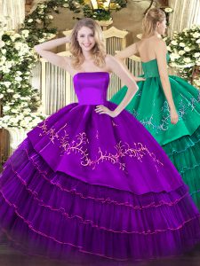 Elegante bordado y capas con volantes Vestidos de quinceañera con cremallera púrpura sin mangas