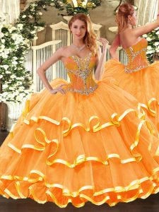 Bonito vestido de quinceañera sin mangas de color naranja con cordones y capas rizadas