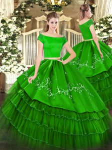 Modestos bordados de longitud de piso de manga corta verde y capas con volantes con cremallera vestidos de quinceañera