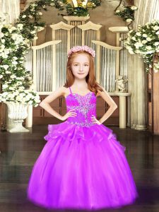 Precioso vestido de desfile de niña pequeña lila con cordones hasta el suelo sin mangas