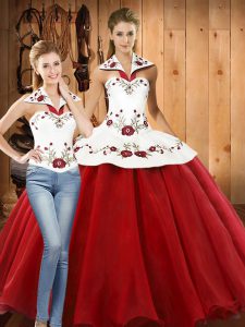 Ajuste blanco y rojo con cordones halter top bordado vestidos de quinceañera organza sin mangas