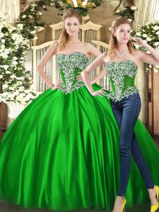 Elegante dos piezas de color verde cariño sin mangas hasta el suelo con cordones y abalorios y volantes vestido de quinceañera