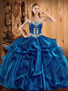 Espectacular vestido azul de quinceañera con cordones, bordados y volantes sin mangas hasta el suelo