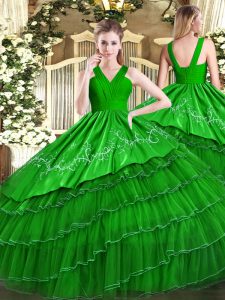 Personalizado satinado verde y organza con cremallera dulce 16 vestidos sin mangas hasta el suelo bordado y capas con volantes