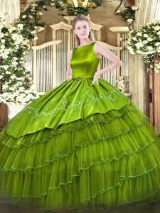 Glamoroso satén verde oliva y organza con cordones vestidos de quinceañera sin mangas hasta el suelo bordado y capas con volantes