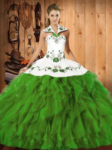 Halter personalizado de satén y organza sin mangas con cordones, bordados y volantes vestidos de bola de membrillo en verde oliva