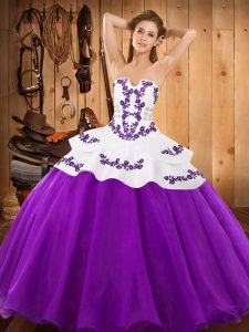Elegante berenjena bordado sin tirantes escote púrpura 15 vestido de quinceañera sin mangas con cordones