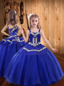 Bonito azul real tirantes escote bordado niñas vestido desfile sin mangas con cordones