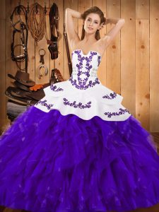Bastante blanco y púrpura satinado y organza con cordones vestidos de quinceañera sin mangas hasta el suelo bordados y volantes