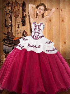 Vestido de quinceañera con bordado largo hasta el suelo sin mangas de color rosa intenso